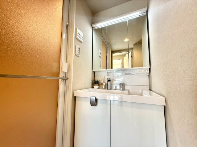 春日ビューハイツの独立洗面台|三面鏡の裏には収納が付いているため、スムーズに身支度が完了します！
2025.09.27撮影

ご内見希望・資料請求などお気軽にお問い合わせ下さい！
03-5990-5201