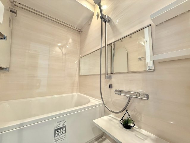春日ビューハイツの浴室|浴室乾燥機付きのため、雨の日の洗濯物干しやカビの予防にも役立ちます。
2025.09.27撮影

ご内見希望・資料請求などお気軽にお問い合わせ下さい！
03-5990-5201