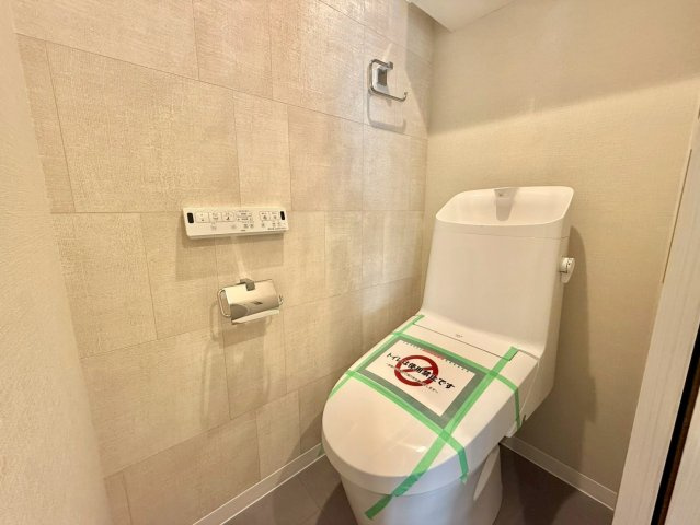 春日ビューハイツのトイレ|ウォシュレット付きのトイレはいつも快適！
2025.09.27撮影

ご内見希望・資料請求などお気軽にお問い合わせ下さい！
03-5990-5201