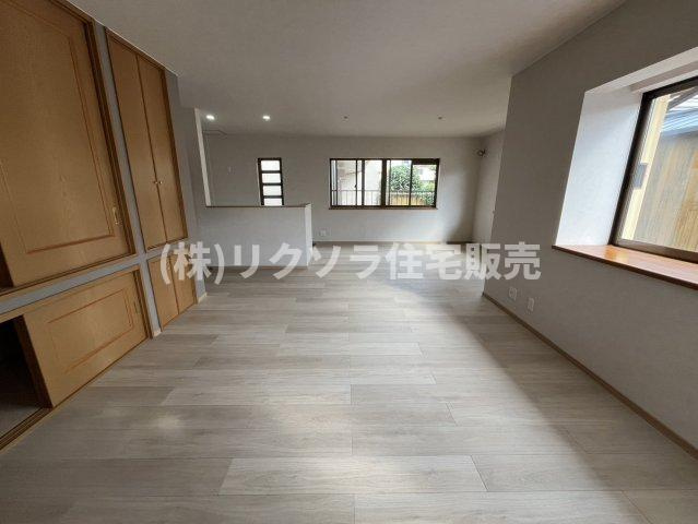 成田町　中古一戸建ての居間・リビング|2階LDK　27.3帖
■物件内覧・資金計画相談・住宅ローン相談、リフォーム相談、お問合せ受付中■
※当日・翌日のご内覧、ご相談はお電話でのお問合せがスムーズです！