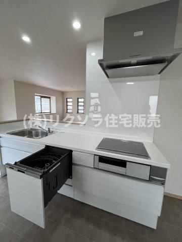 成田町　中古一戸建てのキッチン|2階キッチン　ビルトインIHクッキングヒーター・食洗機付き
■物件内覧・資金計画相談・住宅ローン相談、リフォーム相談、お問合せ受付中■
※当日・翌日のご内覧、ご相談はお電話でのお問合せがスムーズです！