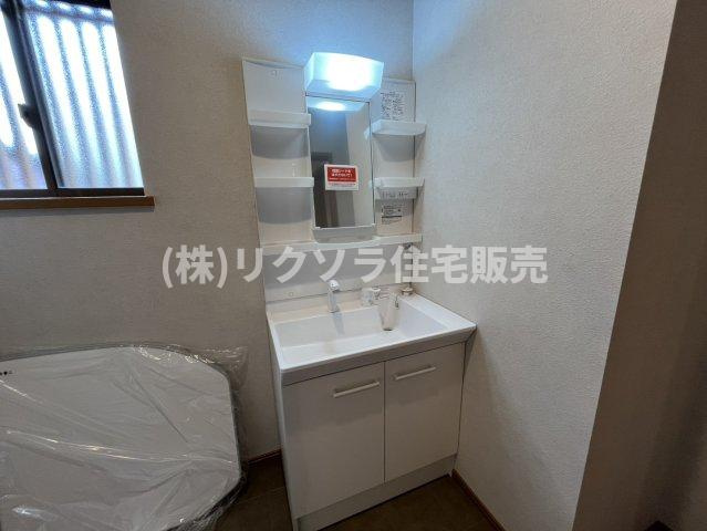 成田町　中古一戸建ての独立洗面台|■物件内覧・資金計画相談・住宅ローン相談、リフォーム相談、お問合せ受付中■
※当日・翌日のご内覧、ご相談はお電話でのお問合せがスムーズです！