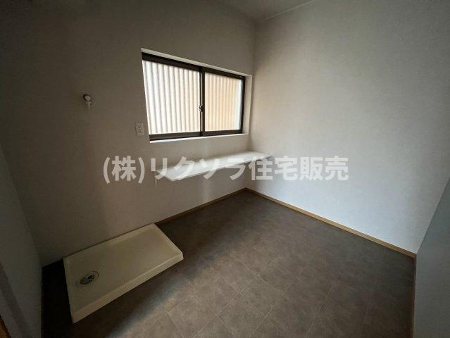 成田町　中古一戸建てのランドリースペース|室内干しも可能なランドリールーム
■物件内覧・資金計画相談・住宅ローン相談、リフォーム相談、お問合せ受付中■
※当日・翌日のご内覧、ご相談はお電話でのお問合せがスムーズです！