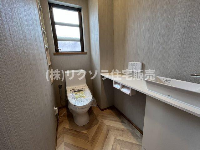 成田町　中古一戸建てのトイレ|1階　温水洗浄便座・手洗いスペース付き
■物件内覧・資金計画相談・住宅ローン相談、リフォーム相談、お問合せ受付中■
※当日・翌日のご内覧、ご相談はお電話でのお問合せがスムーズです！