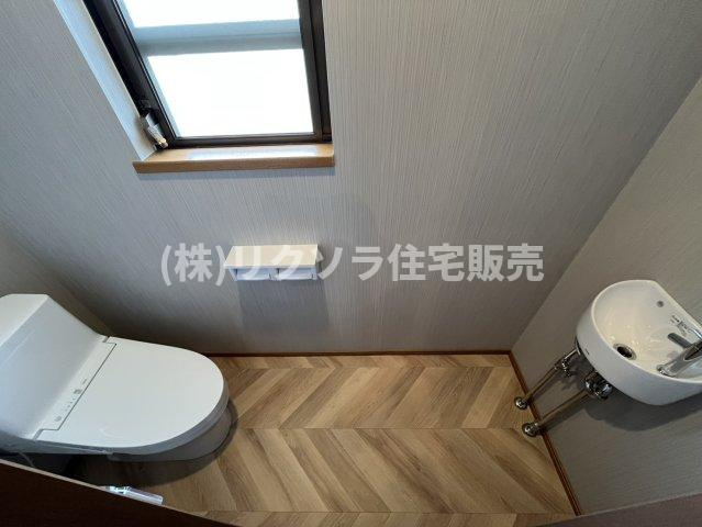 成田町　中古一戸建ての設備|2階トイレ　温水洗浄便座・手洗いスペース付き
■物件内覧・資金計画相談・住宅ローン相談、リフォーム相談、お問合せ受付中■
※当日・翌日のご内覧、ご相談はお電話でのお問合せがスムーズです！