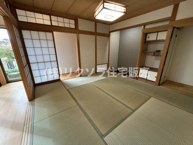 成田町　中古一戸建ての和室|和室8.0帖　縁側・床の間付き
■物件内覧・資金計画相談・住宅ローン相談、リフォーム相談、お問合せ受付中■
※当日・翌日のご内覧、ご相談はお電話でのお問合せがスムーズです！