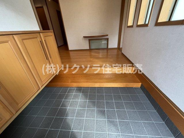 成田町　中古一戸建ての内装|玄関内部
■物件内覧・資金計画相談・住宅ローン相談、リフォーム相談、お問合せ受付中■
※当日・翌日のご内覧、ご相談はお電話でのお問合せがスムーズです！