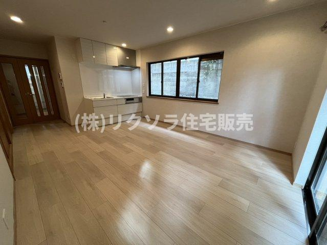 成田町　中古一戸建ての居間・リビング|1階LDK　13.1帖
■物件内覧・資金計画相談・住宅ローン相談、リフォーム相談、お問合せ受付中■
※当日・翌日のご内覧、ご相談はお電話でのお問合せがスムーズです！