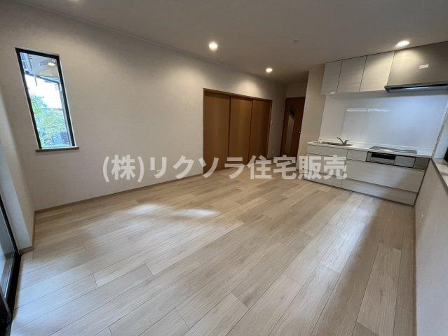 成田町　中古一戸建ての居間・リビング|1階LDK　13.1帖
■物件内覧・資金計画相談・住宅ローン相談、リフォーム相談、お問合せ受付中■
※当日・翌日のご内覧、ご相談はお電話でのお問合せがスムーズです！