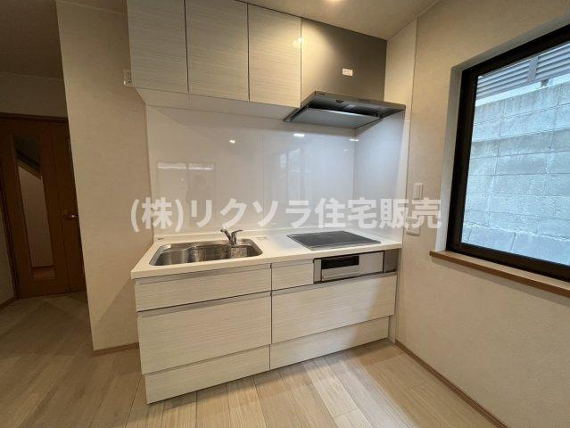 成田町　中古一戸建てのキッチン|1階キッチン　IHクッキングヒーター
■物件内覧・資金計画相談・住宅ローン相談、リフォーム相談、お問合せ受付中■
※当日・翌日のご内覧、ご相談はお電話でのお問合せがスムーズです！
