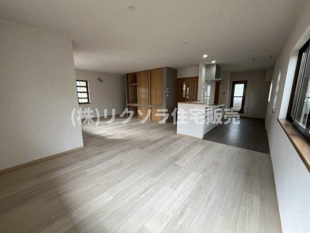 成田町　中古一戸建ての居間・リビング|2階LDK　27.3帖
■物件内覧・資金計画相談・住宅ローン相談、リフォーム相談、お問合せ受付中■
※当日・翌日のご内覧、ご相談はお電話でのお問合せがスムーズです！