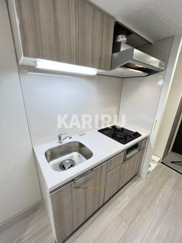 プレサンス野江内代ペルティエ のキッチン|同物件別部屋の写真です。カラーが違います