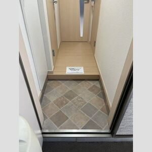 川崎市麻生区岡上２丁目のアパートの玄関