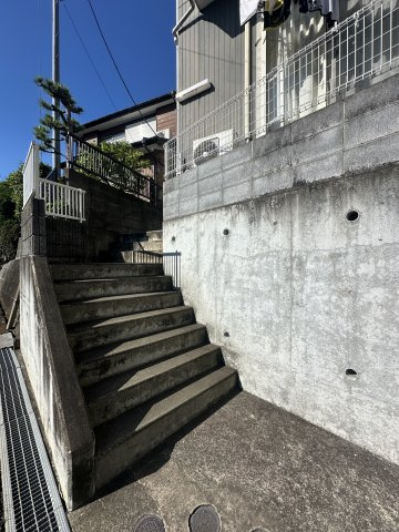 川崎市麻生区岡上２丁目のアパートのエントランス