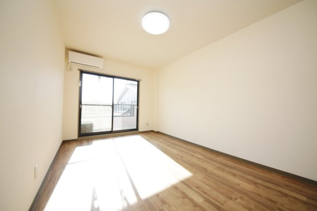 エトワールシミズIの洋室