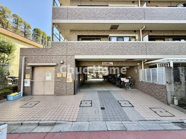 ライオンズマンション梅島中央公園の駐車場|駐車場入口