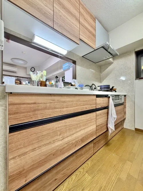 ライオンズマンション梅島中央公園のキッチン|ワイドで収納豊富なシステムキッチン