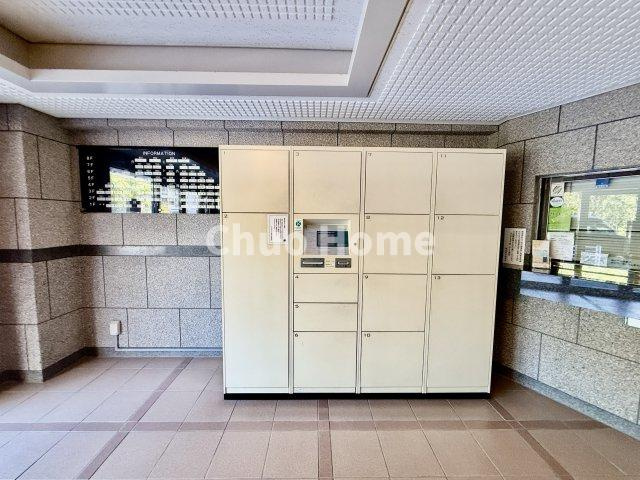 ライオンズマンション梅島中央公園の設備|【宅配ボックス】在宅時・不在時に関わらず、居住者の代わりに非対面で宅配物を受け取ってくれる便利な設備です。わかりやすくご説明致しますので見学時にはお部屋だけではなく共用部分もぜひチェックしてください。