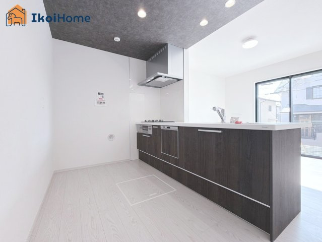 神戸市西区伊川谷町有瀬2期　新築戸建のキッチン|【ホームページに現地動画掲載中】●年中無休：当日予約可●人気の対面式キッチンです！床下収納完備！