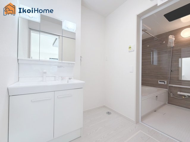 神戸市西区伊川谷町有瀬期　新築戸建の洗面所|◆同社施工例◆洗面台はお化粧をする時にも便利な３面鏡＆お掃除の際にも便利なハンドシャワータイプです。