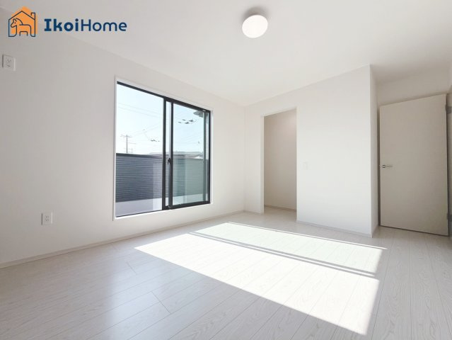 神戸市西区伊川谷町有瀬期　新築戸建の寝室|◆同社施工例◆注意。カーテン・カーテンレールは付いておりません。弊社にご相談ください。