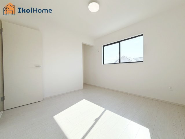 神戸市西区伊川谷町有瀬期　新築戸建の子供部屋|◆同社施工例◆全居室ペアガラス標準装備。一般の窓ガラスの２倍の断熱効果がございます。