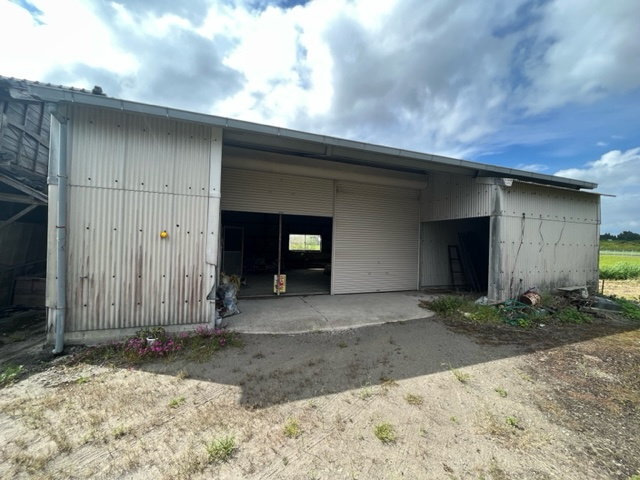 都城市太郎坊町の倉庫の外観