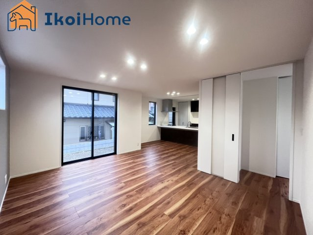 神戸市西区竹の台3丁目　新築戸建の居間・リビング|【ホームページに現地動画掲載中】●年中無休：当日予約可●20帖あるLDKだからこそ開放感があります。