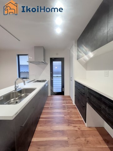 神戸市西区竹の台3丁目　新築戸建のキッチン|【ホームページに現地動画掲載中】●年中無休：当日予約可●勝手口ございますのでゴミの出し入れも便利です