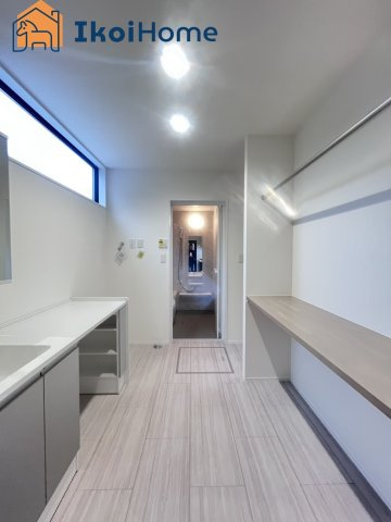 神戸市西区竹の台3丁目　新築戸建の洗面所|【ホームページに現地動画掲載中】年中無休：当日予約可●洗濯物やお洋服をかけるスペースもございます！