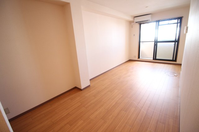 【居間・リビング】 | アッツ・コート美章園駅前 | 洋室10帖　ゆったり過ごせる居間です