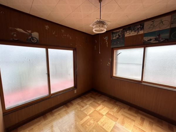 八戸市下長３丁目の洋室|【リフォーム前】2階4.5帖洋室にリフォームする予定のお部屋の別アングルの写真です。