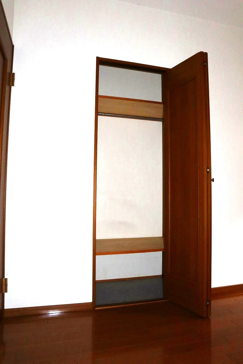 コスモグランディ通町の収納|サービスルーム(5.6帖)のクローゼット