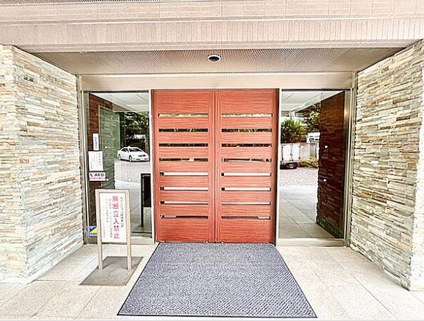 フェーズ・コート175　常時ゴミ出し可　宅配BOX　振分のエントランス