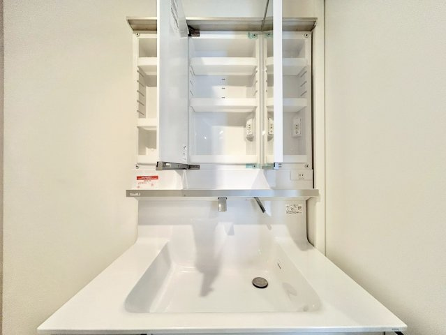 豊島区長崎2丁目　新築戸建の独立洗面台|三面鏡の裏には収納が付いているため、スムーズに身支度が完了します！

ご内見希望・資料請求などお気軽にお問い合わせ下さい！
03-5990-5201