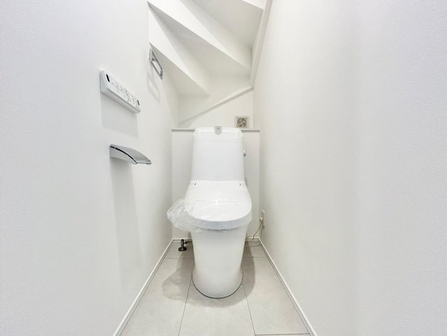 豊島区長崎2丁目　新築戸建のトイレ|トイレは2ヶ所に設置しているため、来客時にも気兼ねなく使えます！

ご内見希望・資料請求などお気軽にお問い合わせ下さい！
03-5990-5201