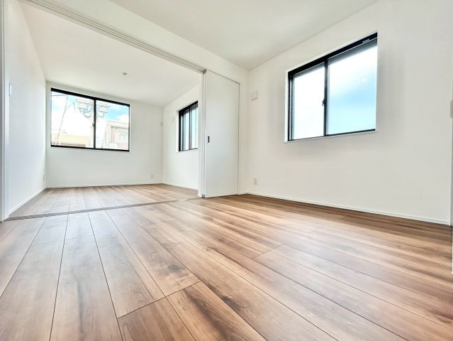 豊島区長崎2丁目　新築戸建の洋室|間仕切り設置により11帖のゆったりとしたお部屋としてお使い頂けます。

ご内見希望・資料請求などお気軽にお問い合わせ下さい！
03-5990-5201