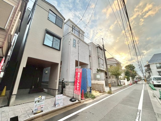 豊島区長崎2丁目　新築戸建の前面道路含む現地写真|徒歩9分で「東長崎」駅・「椎名町」駅が利用可能な好立地！

ご内見希望・資料請求などお気軽にお問い合わせ下さい！
03-5990-5201