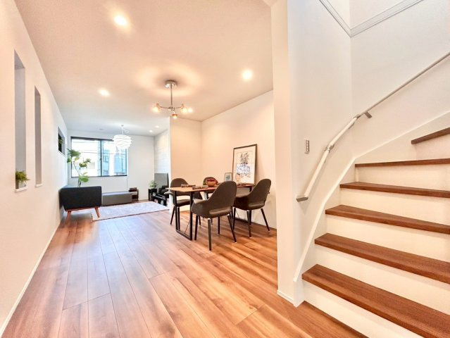 豊島区長崎2丁目　新築戸建の居間・リビング|20帖の広いリビングはご家族が自然と集まる居心地の良い空間。

ご内見希望・資料請求などお気軽にお問い合わせ下さい！
03-5990-5201