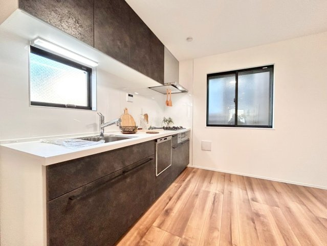 豊島区長崎2丁目　新築戸建のキッチン|横一列にシンクとコンロをまとめたシンプルなシステムキッチン。動きやすさが魅力です！

ご内見希望・資料請求などお気軽にお問い合わせ下さい！
03-5990-5201