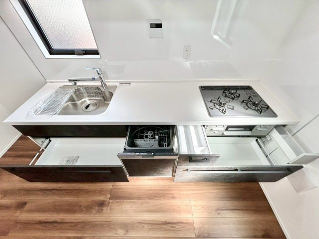 豊島区長崎2丁目　新築戸建のキッチン|ビルトインタイプの食洗機付き！家事の時間と、手洗いに比べて使用水量も軽減します！

ご内見希望・資料請求などお気軽にお問い合わせ下さい！
03-5990-5201