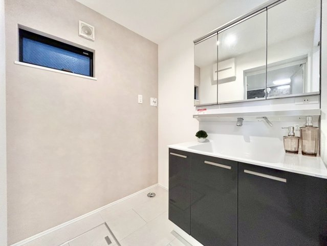 豊島区長崎2丁目　新築戸建の独立洗面台|清潔感のある洗面室！

ご内見希望・資料請求などお気軽にお問い合わせ下さい！
03-5990-5201