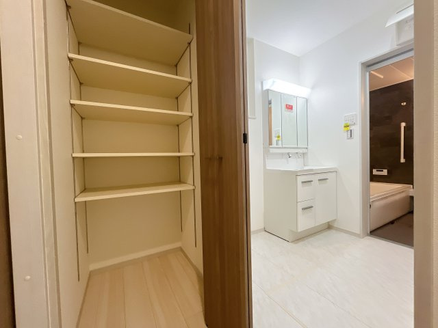 熊谷市久下　新築一戸建て　全２棟の収納|洗面室横の可動棚付収納！