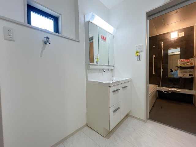 熊谷市久下　新築一戸建て　全２棟の独立洗面台|ゆとりの洗面スペースで朝の身支度も快適スムーズに。３面鏡で髪のセットやお化粧もストレスなくこなせ、朝から気分良く通勤通学に向かえそうですね！鏡の裏にはたっぷりと収納スペースを標準装備