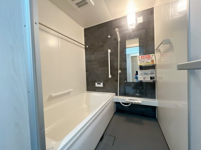 熊谷市久下　新築一戸建て　全２棟の浴室|ゆったり寛げる1坪タイプのシステムバス。足を伸ばしてゆっくりとくつろげます。お子様と一緒に入ってもゆとりがありますね♪便利な浴室乾燥機付き！