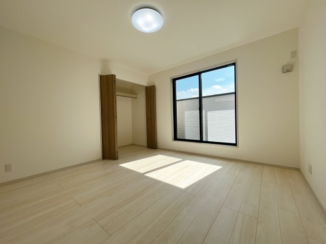 熊谷市久下　新築一戸建て　全２棟の洋室|２階居室は全室収納あり！たっぷりある収納活用でお部屋もキレイを保てます♪