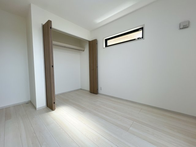 熊谷市久下　新築一戸建て　全２棟の洋室|２階居室は全室収納あり！たっぷりある収納活用でお部屋もキレイを保てます♪