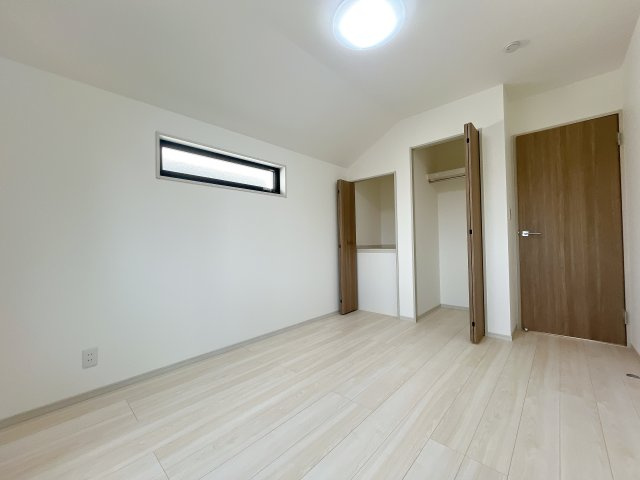 熊谷市久下　新築一戸建て　全２棟の洋室|２階居室は全室収納あり！たっぷりある収納活用でお部屋もキレイを保てます♪