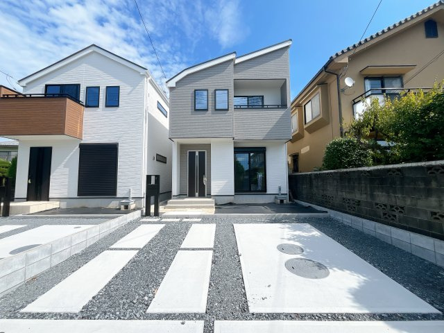 熊谷市久下　新築一戸建て　全２棟の前面道路含む現地写真|前面道路は閑静な住宅地をはしる車通りの少ない道路。お車の出し入れが苦手なママや小さなお子様にも安心ですね。しっかり舗装もされているので、ベビーカーや自転車で通っても快適に通行できます。