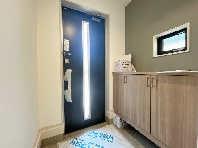 熊谷市久下　新築一戸建て　全２棟の玄関|ガラススリットの入った玄関ドアは室内に光を届けてくれる大事な存在です。